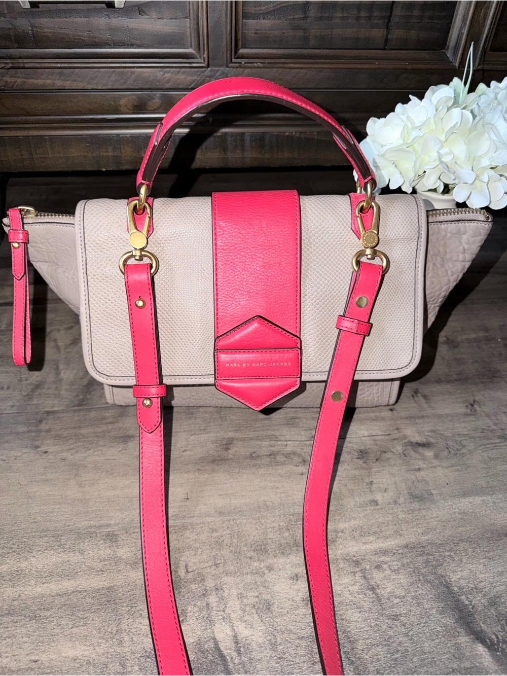 Marc Jacobs Beige/red colorblock pebbled leather Satchel with crossbody strap